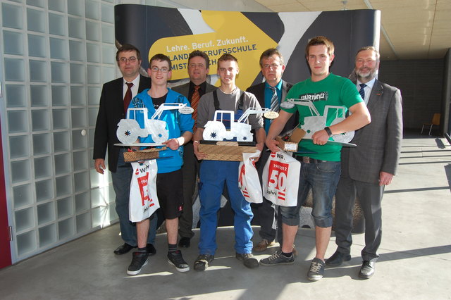 Landmaschinentechniker: Helmut Furtlehner aus Dimbach (Platz 2), Johannes Hammerschmid aus Maria Anzbach (1.) und Michael Unger aus Weidling (3.) mit Juror Gerhard Keusch, Norbert Oberreuther (Würth), Erich Reiss (Landesinnung), Robert Dörrer. | Foto: Privat
