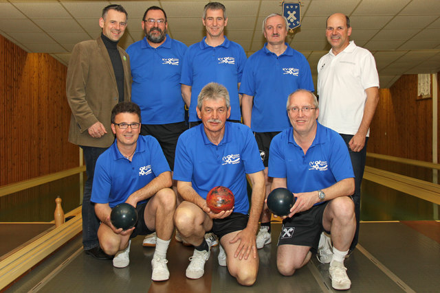 Über den Aufstieg in die Bundesliga freuen sich Bürgermeister Leonhardsberger (l.) und Obmann Sandler (r.) mit dem Team. Foto: privat | Foto: privat