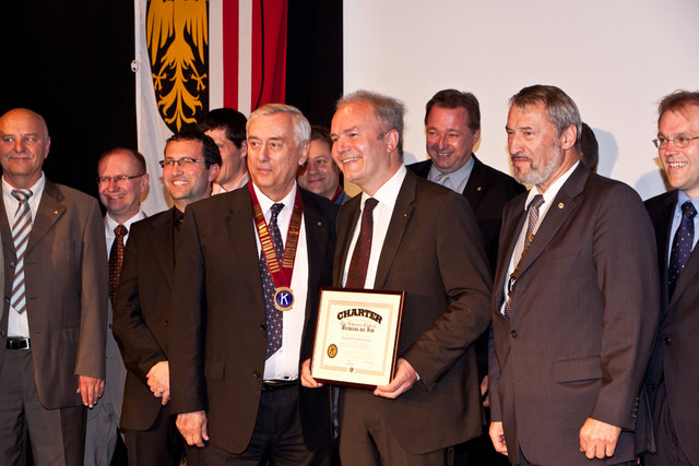 Die Übergabe der Charter-Urkunde: Dr. Walter Plieseis, Governor von Kiwanis Österreich, Dr. Hermann Gittmaier und Ing. Ernst Krassnitzer, Lieutenant Governor von der Division Oberösterreich West (von links), mit einem Teil der Braunauer Kiwanis-Mitglieder.
