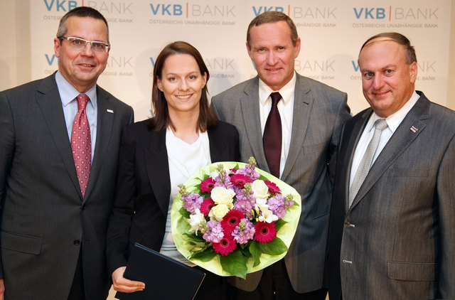 Blumen für die Preisträgerin (von links): Albert Wagner (VKB-Generaldirektor), Maria Hoser, Matthäus Schobesberger (Präsident der Volkskredit Verwaltungsgenossenschaft) und Rudolf Trauner (Präsident der Wirtschaftskammer Oberösterreich).