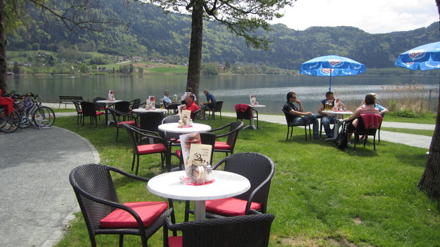 Gastgarten direkt am See
