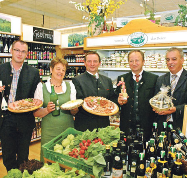 Das Gute aus der Bauernecke präsentierten Peter Riedl (Mitte), Vertreter der Kammer und Agrarunion sowie die Produzenten.