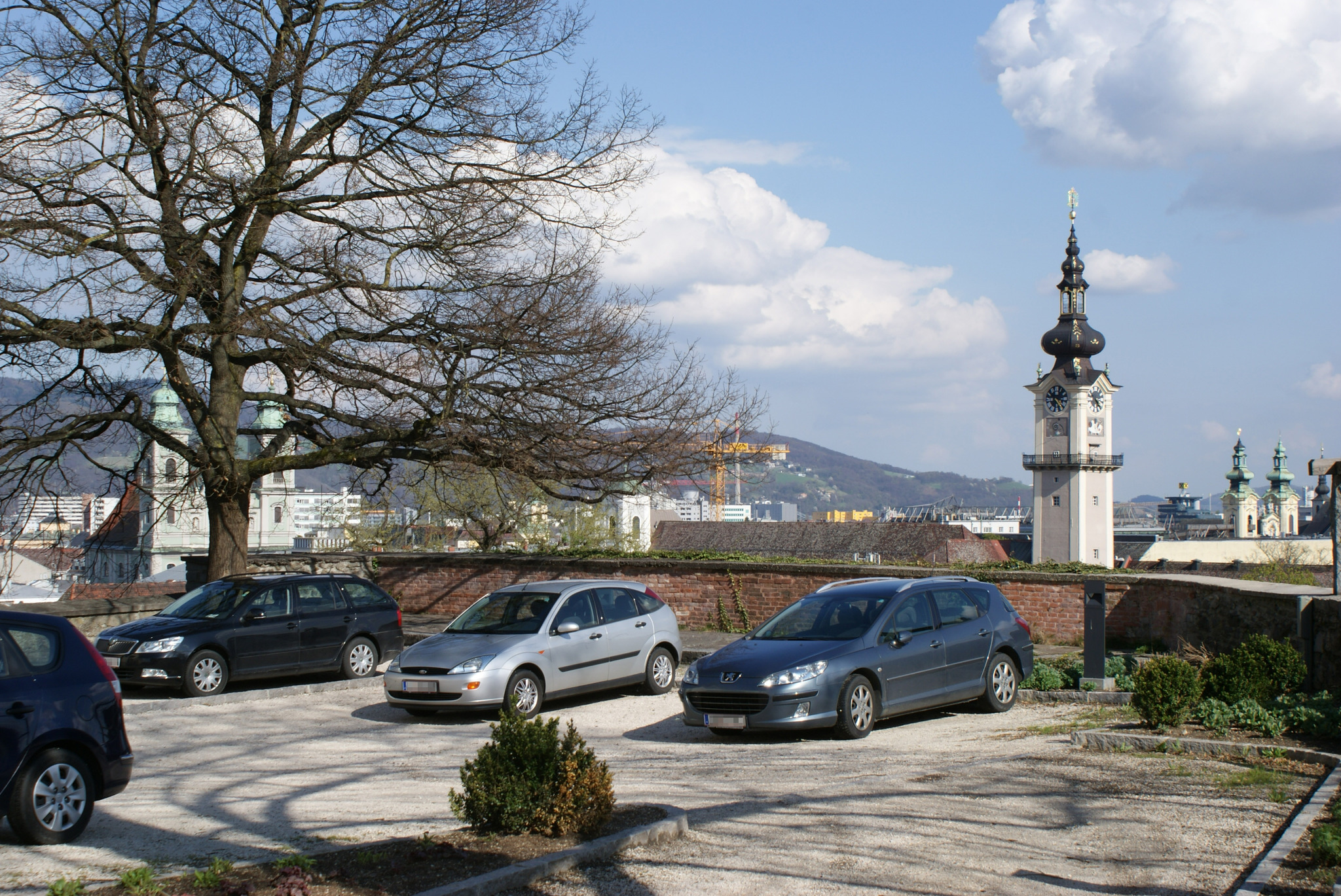 Autos genießen am Parkplatz schönen Ausblick auf Linz - Linz