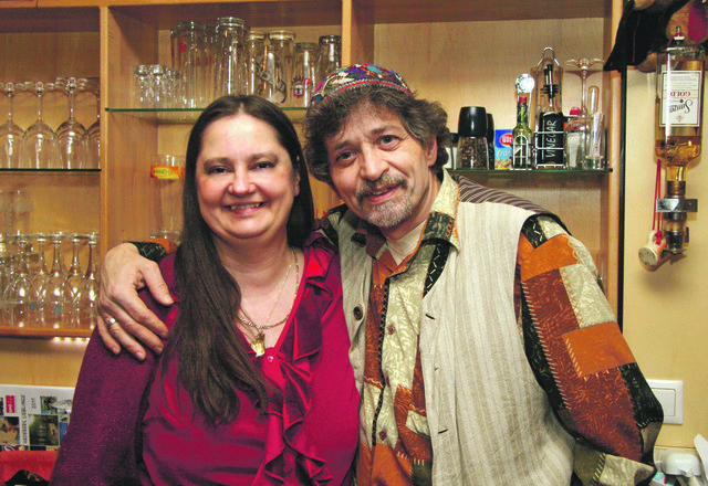 Chef vom Lokal: Der „Koberer“ und seine Gattin „Mrs. Zwe“ sorgen für ausgezeichnete Stimmung im Jazzcafé. | Foto: Zwe