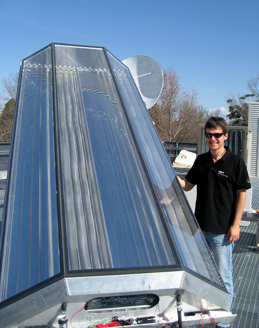Der Welser Öko-Energietechnikstudent Alois Resch mit dem neu entwickelten Hybrid-Sonnenkollektor. | Foto: FH OÖ Campus Wels