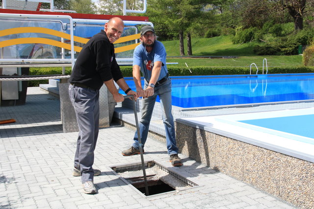 Die Bademeister Max und Markus sind gerade dabei, die Zulaufleitungen für das große Becken zu öffnen. | Foto: Hubmann