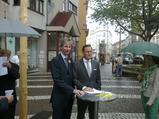 Landtagsabgeordneter Roman Stiftner und Wiens ÖVP-Chef Stadtrat Manfred Juraczka beim Fototermin am Hernalser Elterleinplatz.