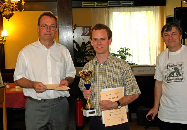 21. KO'BURG OPEN 2012 (Schachmeisterschaft von Korneuburg) -  3. Platz Harald Grötz (Mitte) mit Obmann-Stv. Dieter Seidler (links) und Moderator Alfred Pertl (rechts) | Foto: Roman Pertl