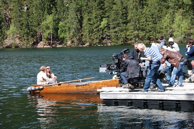 Die Dreharbeiten starteten am Ötztaler Piburger See. Bis Mittwoch nächster Woche steht das Museum Tiroler Bauernhöfe und das Schloss Matzen am Programm des Filmteams. | Foto: Cine Tirol