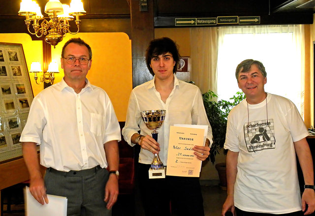 21. KO'BURG OPEN 2012 (Schachmeisterschaft von Korneuburg) -  2. Platz Peter Sadilek (Mitte) mit Obmann-Stv. Dieter Seidler (links) und Moderator Alfred Pertl (rechts) | Foto: Roman Pertl
