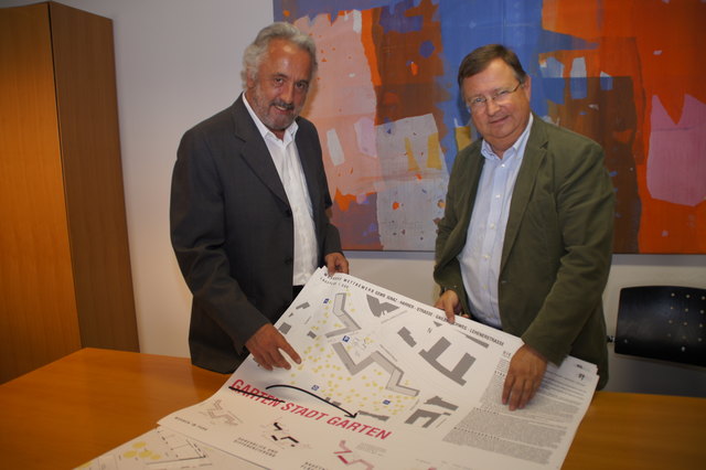 Die beiden Geschäftsführer Bernhard Kopf (Technik) und Christian Wintersteller (Kaufmännisches) mit dem Plan.