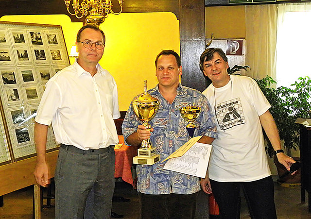 21. KO'BURG OPEN 2012 (Schachmeisterschaft von Korneuburg) -  1. Platz Andreas Teuber (Mitte) mit Obmann-Stv. Dieter Seidler (links) und Moderator Alfred Pertl (rechts) | Foto: Roman Pertl