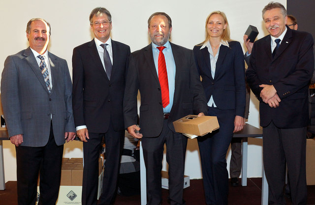 LHStv. Peter Kaiser nutzte die Gelegenheit bei der feierlichen Ehrung verdienter, langjähriger Mitarbeiter im Klinikum Klagenfurt sich für das herausragende Engagement aller im Krankenhaus Beschäftigten zu bedanken. Am Foto mit ZBR Arnold Auer, Jubilar und Neo-Pensionist BR Heinrich Marketz, KABEG Prokuristin Veronika Rabl und Klinikum-Direktor Roland Peters | Foto: Foto Günter Jagoutz
