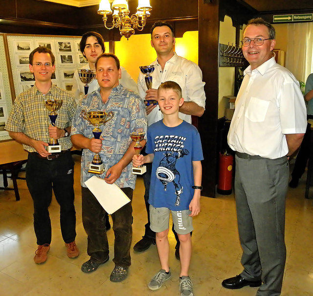 Siegerbild vom 21. KO'BURG OPEN 2012 (Schachmeisterschaft von Korneuburg) von links: 3. Platz Harald Grötz, 2. Platz Peter Sadilek, 1. Platz Andreas Teuber, Jugendpreis Lukas Schwab, bester Korneuburger Zoran Trkulja (Mitte) und Obmann-Stv. Dieter Seidler vom Schachverein Korneuburg | Foto: Roman Pertl