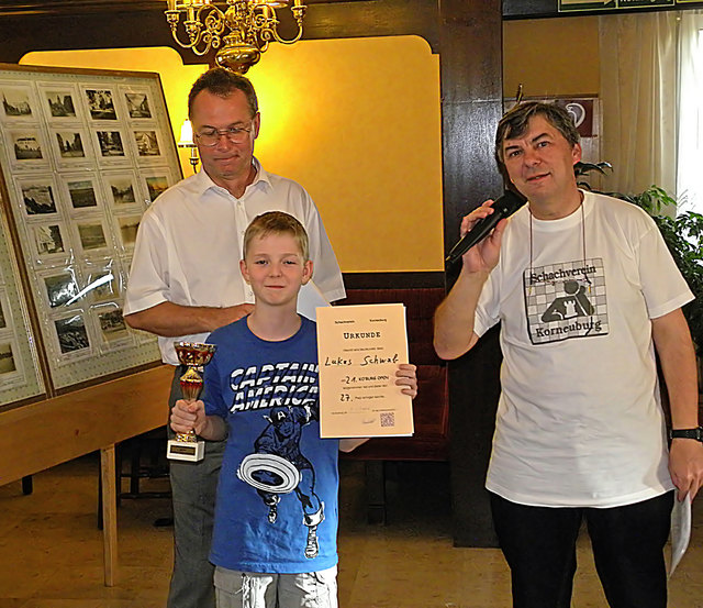 21. KO'BURG OPEN 2012 (Schachmeisterschaft von Korneuburg) - Jugendpreisgewinner Lukas Schwab (Mitte)  mit Obmann-Stv. Dieter Seidler (links) und Moderator Alfred Pertl (rechts) | Foto: Roman Pertl