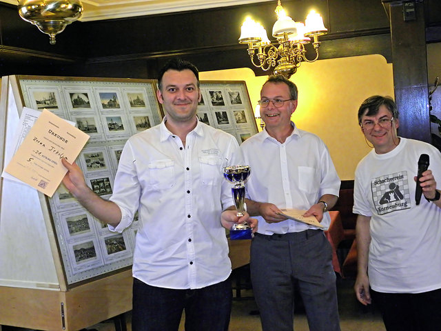 21. KO'BURG OPEN 2012 (Schachmeisterschaft von Korneuburg) -  Bester Korneuburger Zoran Trkulja (Mitte) mit Obmann-Stv. Dieter Seidler (links) und Moderator Alfred Pertl (rechts) | Foto: Roman Pertl