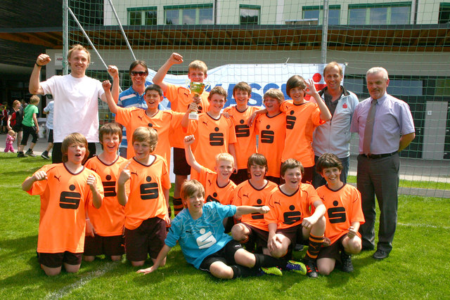 Orange Revolution: Die HS-Kicker jubeln mit Betreuer Tom Hartl, BSI Georg Schinagl, SL-Bezirkskoord. W. Zimmermann und Organisator G. Bayr. | Foto: Gründhammer