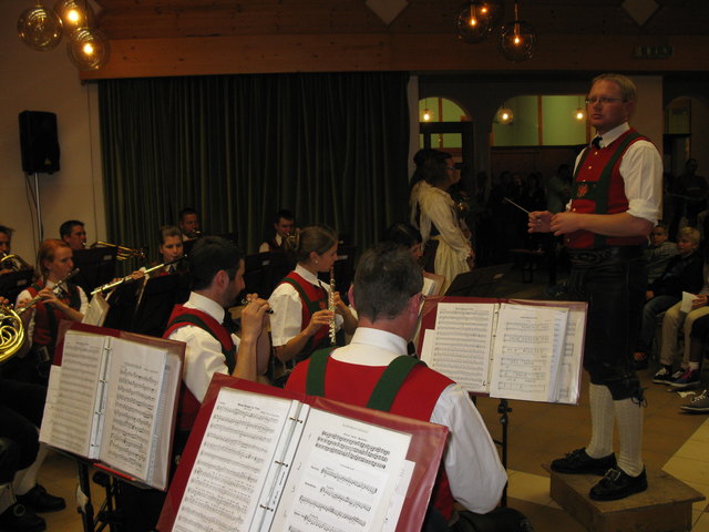 Die Musikkapelle Strengen und der Michael Zangerl bot ein abwechslungsreiches Konzert. | Foto: Tamerl