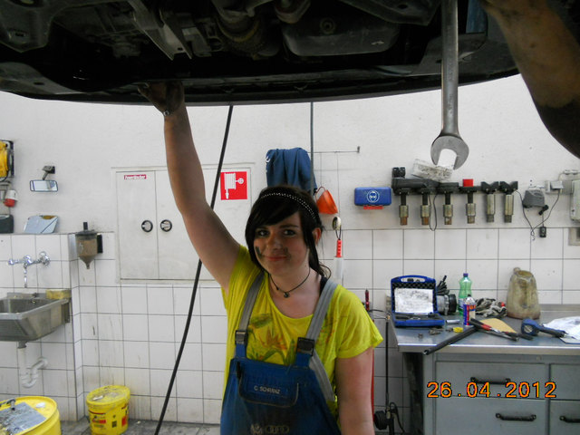 Bei der Firma Falch durften die Mädchen beim Arbeiten überall selbst ausprobieren und auch richtig schön schmutzig werden. | Foto: Falch