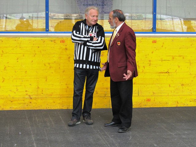 Erkundigung des Vizepräsidenten Alois Leitner bei Schiri Obmann Walter krieglsteiner