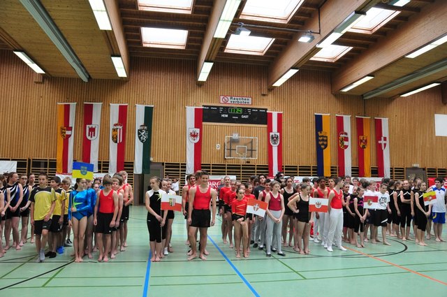 Einzug der Delegationen in die Turnhalle Hötting West