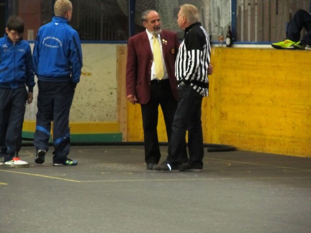 Die Meisterschaft ist zu Ende und der Vizepräsident Alois Leitner erkundigt sich über die Geschehnisse und über die Einsätze des Bezirks-Schiri Obmann Kriegelsteiner Walter.