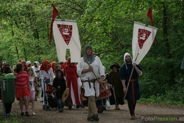 Einzug der Ennser Bürgerschaft, der Hexen und dem Gefolge zum Georgenberg im Schlosspark Enns. | Foto: fotopression.at