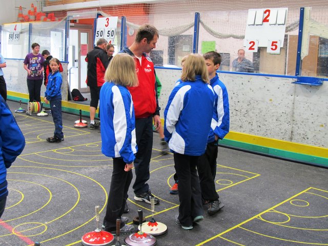 Trainer Adler Dieter hilft seinem Team mit Motivation.