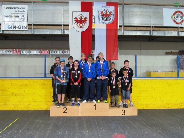 Impressionen  Die Landeshymne ertönt für die Landesmeister SVR. Längenfeld 3 und alle weiteren Platzierten. Wir gratulieren dem SVR. Längenfeld 3 zum Sieg und damit zum Aufstieg zur ÖM. in Gresten (NÖ)