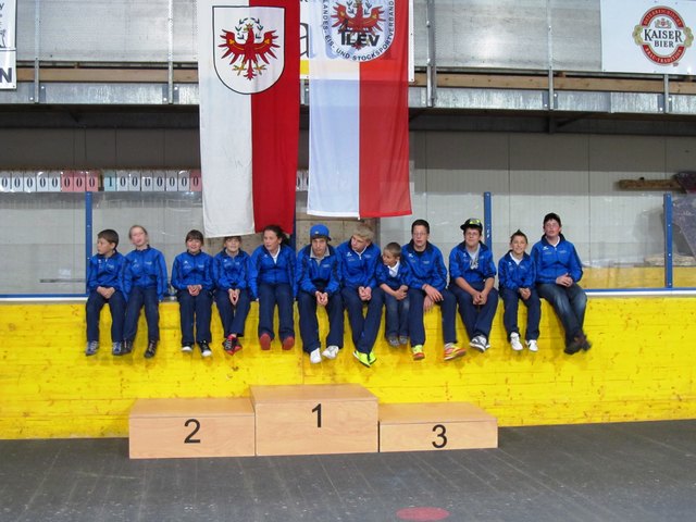 langsam wird es ernst und die ersten Spielerinnen und Spieler richten sich zur Siegerehrung