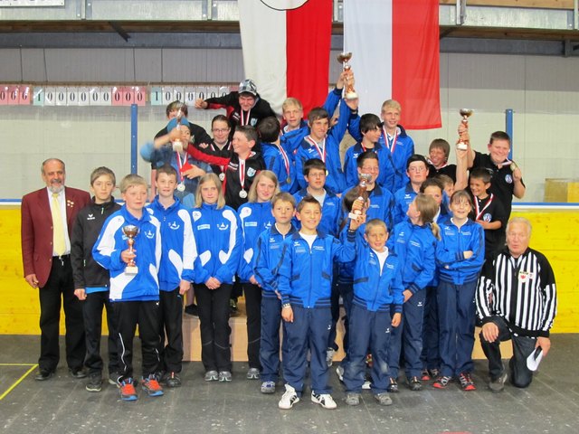 Alle Mannschaften und Offiziellen auf einen Blick. Die Meister und Platzierten sind gekührt und eine großartige Meisterschaft ist zu Ende. Den u -14, Spielern, den Eltern, den Betreuern und den Offiziellen ist zu diesem großen Erfolg aufs Herzlichste zu gratulieren!