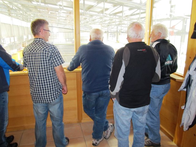 Impressionen  Zuseher beobachten das Treiben.