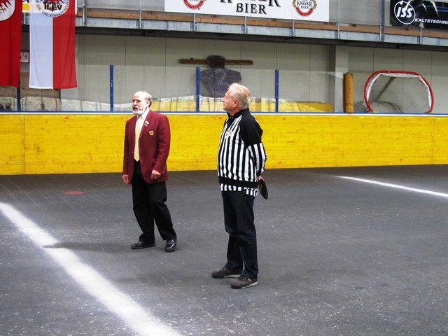 Impressionen  Pause beendet TLEV. Vizepräsident Alois Leitner und Krieglsteiner Walter läuten das Ende der Pause ein. Die Endscheidungsphase beginnt.