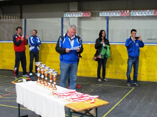 Hernstein Günther unterstützt die Siegerehrung und verliest das Endergebnis;