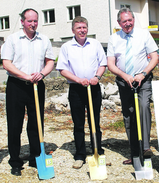 Josef Strauß beim Spatenstich mit Bürgermeister Ulrick Baumgartner-Flotzinger und Wirtschaftslandesrat Viktor Sigl.