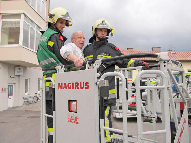 Altenheimbewohner Rudolf Schramm wurde bei der Übung aus dem 3. Stock geborgen. | Foto: privat