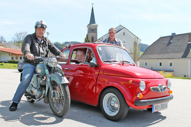 Der MSC Julbach mit Johannes Plattner (r.) hofft, dass viele Puchbesitzer mit ihren Fahrzeugen am Samstag, 8. Juni, nach Julbach kommen und am Weltrekord-Versuch teilnehmen.