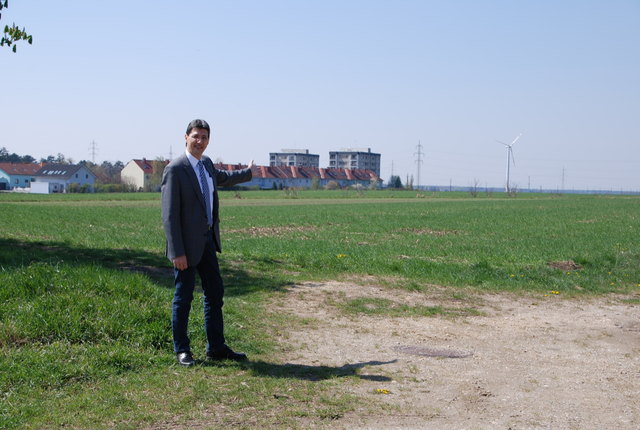 Bürgermeister Michl vor dem zukünftigen Siedlungsgebiet: Hier werden sich Tausende neue Gänserndorfer ansiedeln.