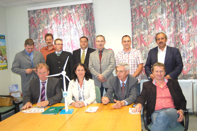 Wie erwartet können sich Leitzersdorfs Bgm. Franz Schöber und die Gemeinderäte über Zustimmung zur Windkraft freuen.