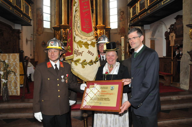 Fahnenpatin Frieda Hechenberger mit Bgm. Klaus Winkler bei der Florianifeier. | Foto: M. Engl