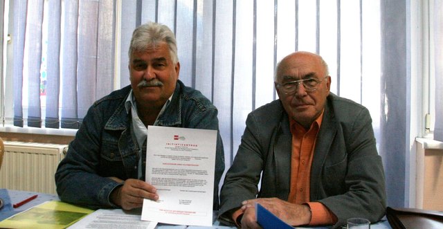 Alfred Gruber und Peter Grosskopf mit dem Initiativantrag, den 330 Personen unterschrieben haben | Foto: Prager