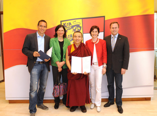 Vertragsunterzeichnung mit LHStv. Uwe Scheuch, Geshe Tenzin Dhargye, LR Harald Dobernig