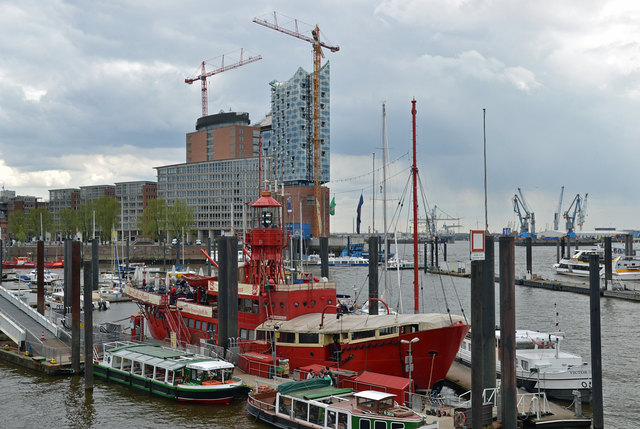 Feuerwehrschiff und "Neue Hafenoper"
