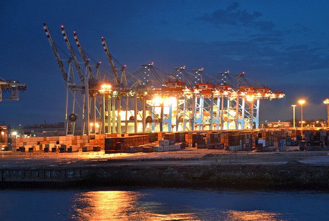 Container-Arbeit bei Nacht