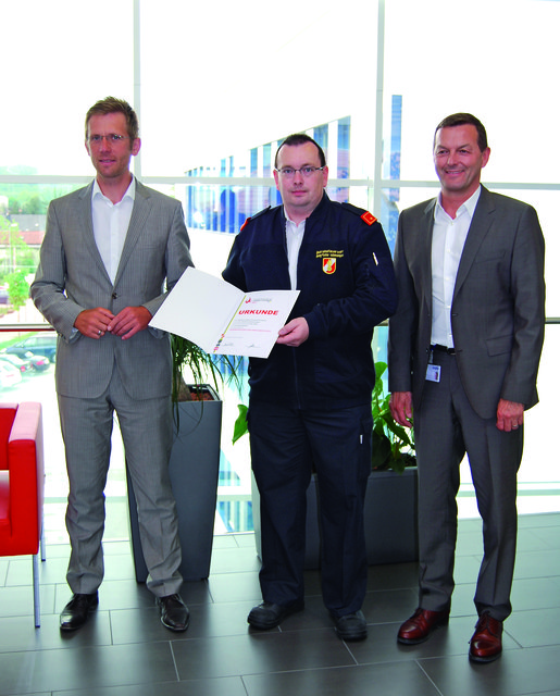 Gerald Müllner (Mitte) überreicht die Urkunde an die Geschäftsführer Dietmar Pfeiffer und Thilo Deutsch. | Foto: Privat