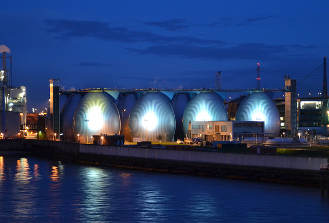 Hafensilos bei Nacht