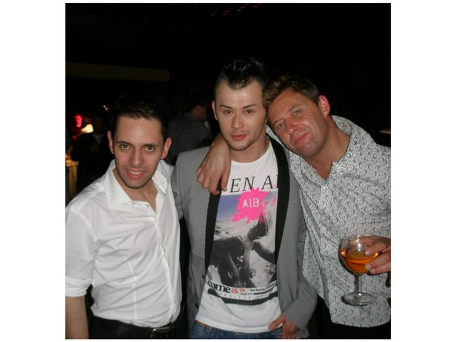 Lukas Plöchl (Mitte) nahm an der Party im Volksgarten teil. | Foto: Sina