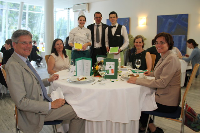 LHStv. Peter Kaiser und LRin Beate Prettner ließen sich das Prüfungsessen der Kärntner Tourismusfachschulen schmecken. Am Bild mit Martina Baurecht, Antonia Sölle, Direktor Gerfried Pirker, Daniel Weissitsch, Petra Sölle.