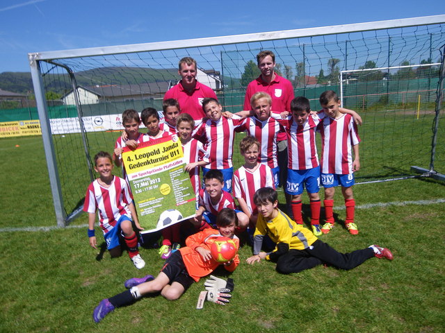 Die Pfaffstättner U11 mit Trainer Michael Dunst und Co-Trainer Willi Dassel freuen sich auf ein hochklassiges Turnier