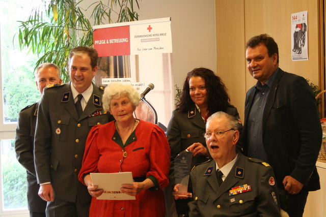 Preisträgerin Angela Holzer mit Heinz Preiß, Serge Weinmann, Alexandra Stangl, Walter Launsky-Tieffenthal, Bgm Karl Schlögl.
